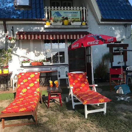 Semesterbostad Blue House Kek Haz Ueduelo