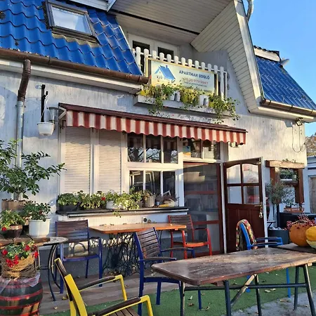 Blue House Kek Haz Ueduelo *