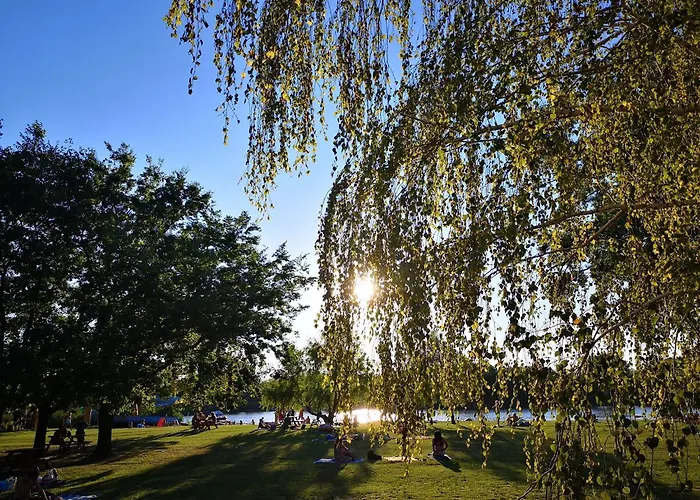 Blue House Kek Haz Ueduelo *