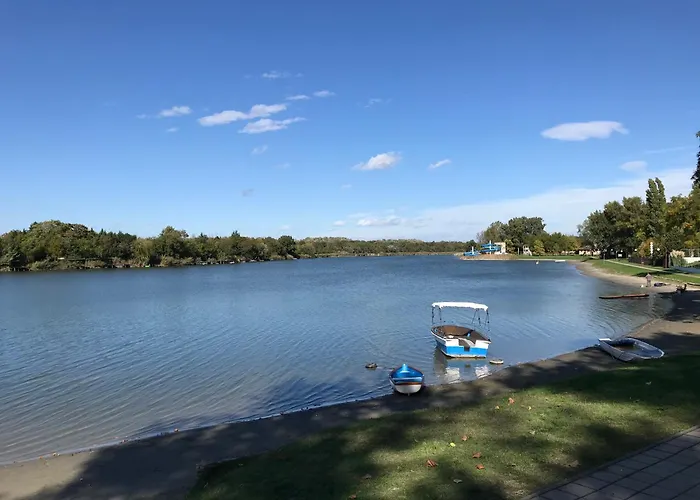 Blue House Kek Haz Ueduelo 度假居 杜瑙保陶伊